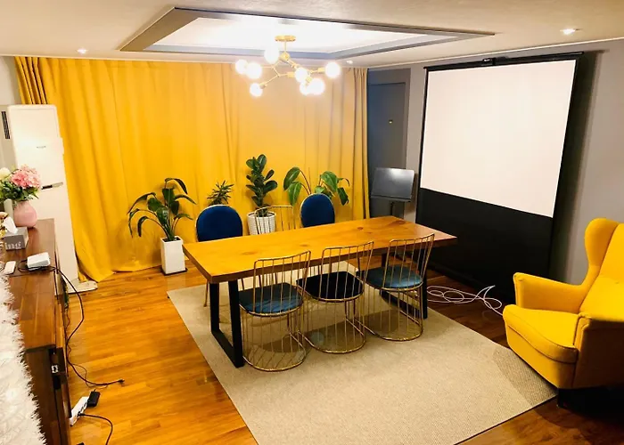 Family Pent House アパート